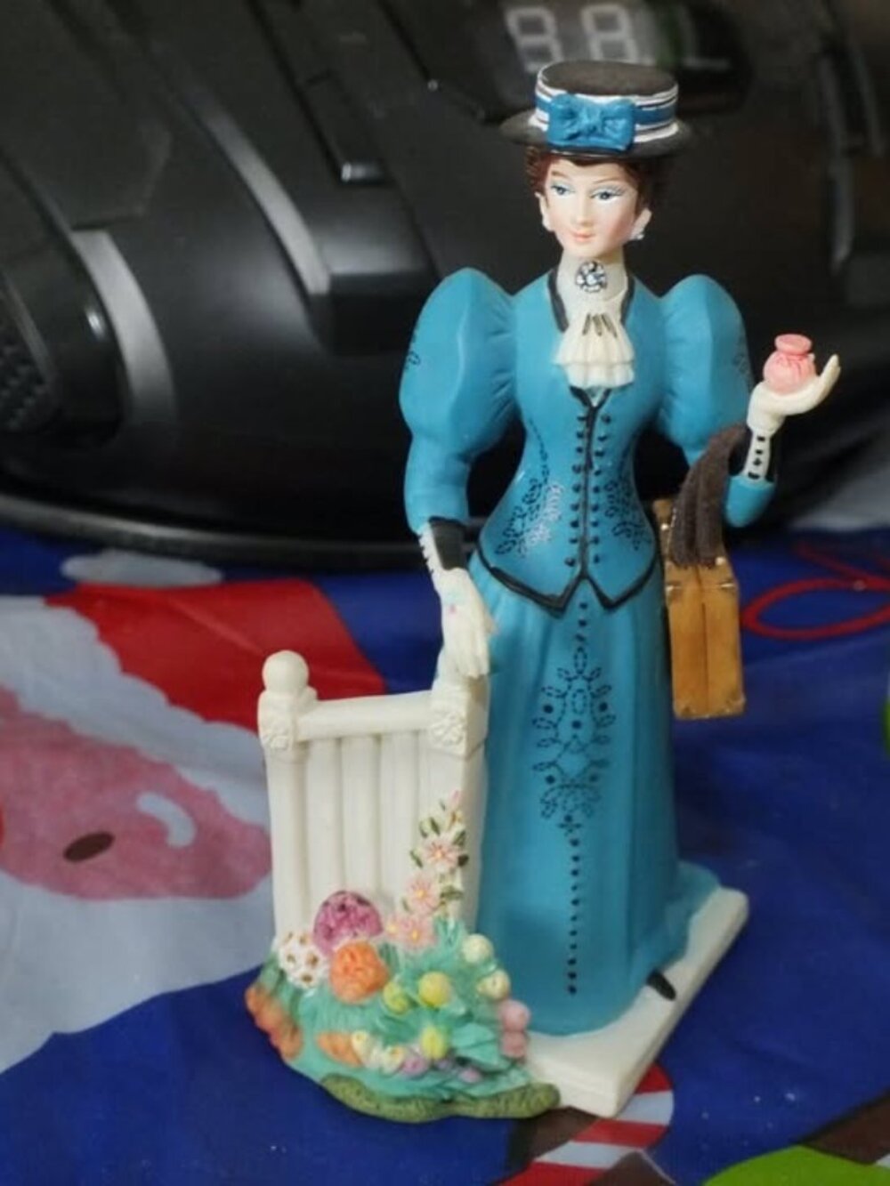 Avon Mini Albee Presidents employee Award Porcelain Figurine - 2009